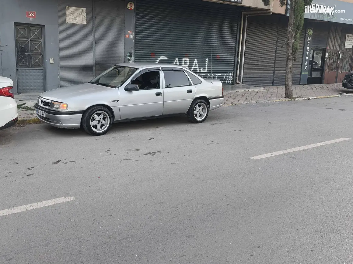 1994 Opel Vectra 1.8 diğer manuel otomobil - Fotoğraf 1