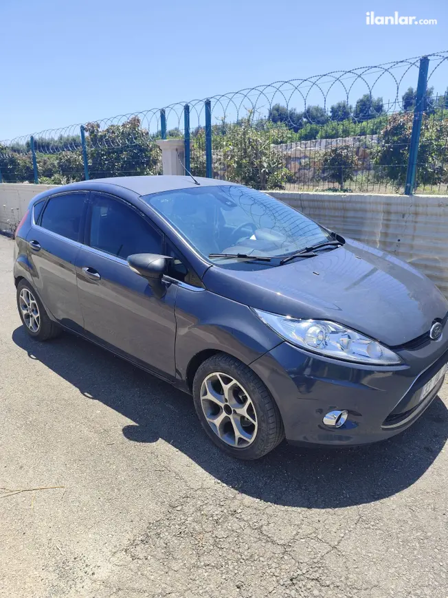 2011 Ford Fiesta 1.4 benzinli manuel otomobil - Fotoğraf 1