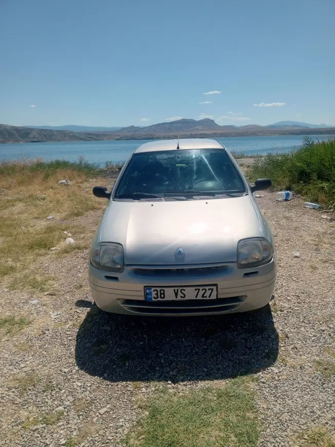 2001 Renault Clio 1.4 benzinli manuel otomobil - Fotoğraf 1