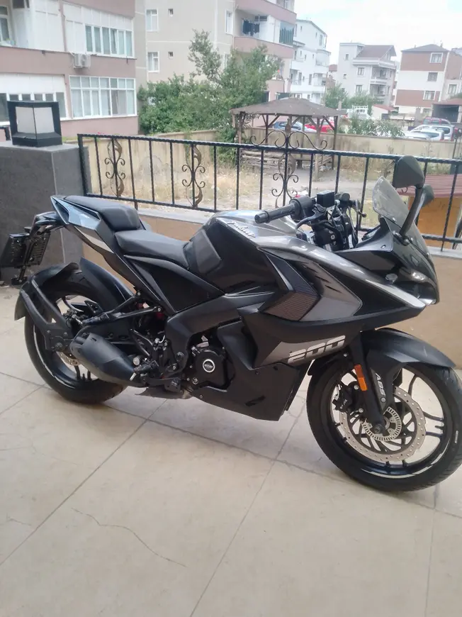 2023 Bajaj Pulsar 200 RS benzinli manuel motosiklet - Fotoğraf 1