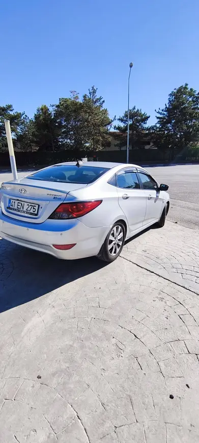 2012 Hyundai Accent Blue 1.6 CRDI dizel otomatik otomobil - Fotoğraf 1