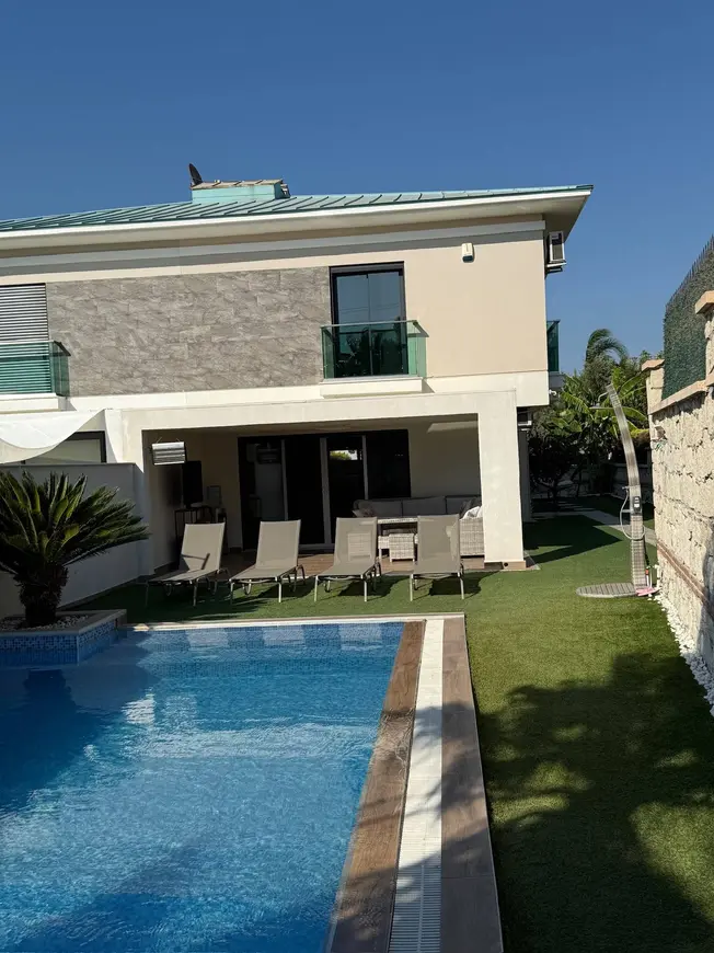 İzmir Çeşme Sakarya Mahallesi 4+1 210 m² kiralık villa - Fotoğraf 1
