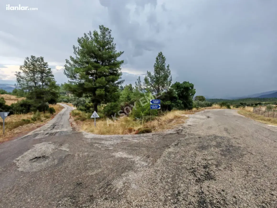 Burdur Bucak Çamlık Mahallesi 684 m² satılık tarla arsa - Fotoğraf 1