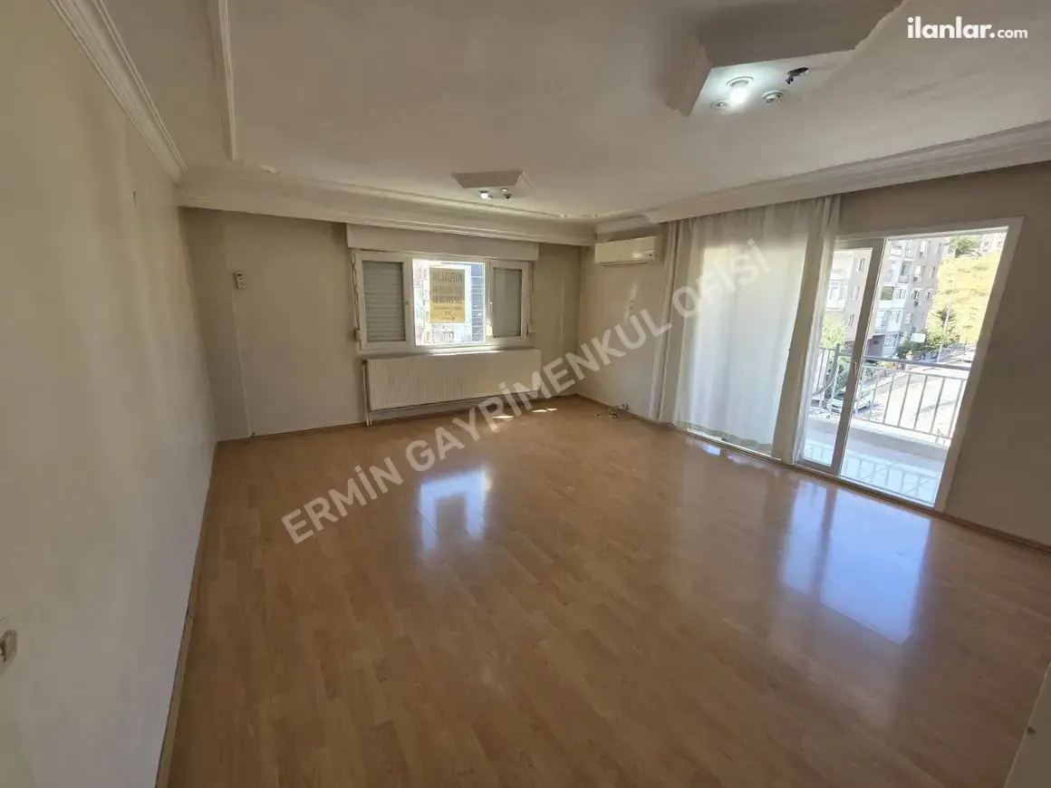 İzmir Karabağlar Vatan Mahallesi 3+1 145 m² kiralık daire - Fotoğraf 1