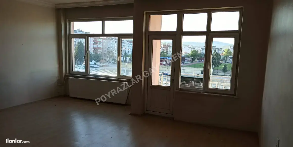 Uşak Merkez Cumhuriyet Mahallesi 3+1 140 m² kiralık daire - Fotoğraf 1