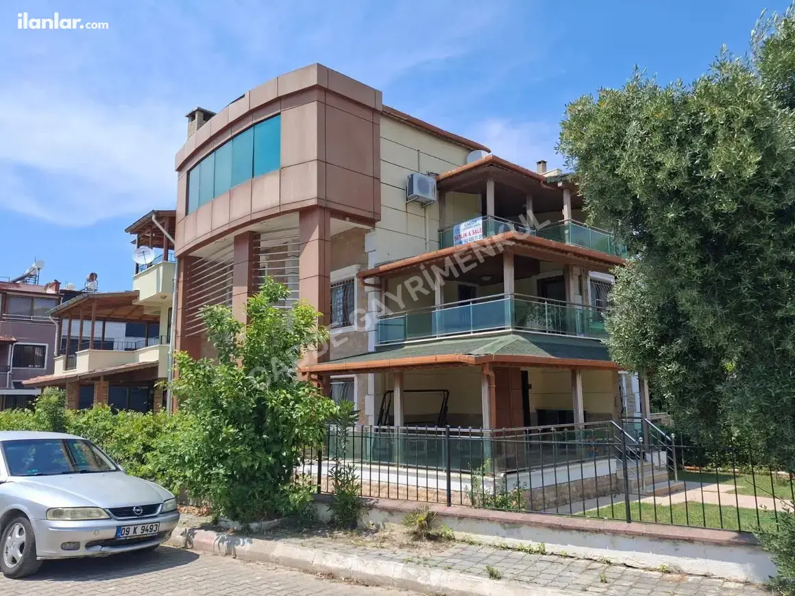 Aydın Kuşadası Davutlar Mahallesi 6+1 225 m² satılık villa - Fotoğraf 1