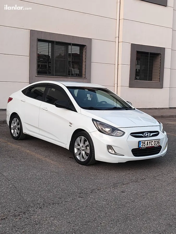 2012 Hyundai Accent Blue 1.6 CRDI dizel manuel otomobil - Fotoğraf 1
