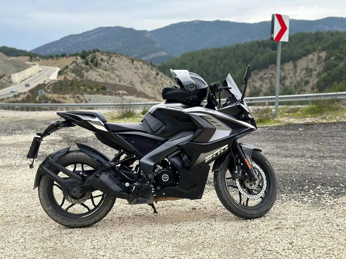 2023 Bajaj Pulsar 200 RS benzinli manuel motosiklet - Fotoğraf 1