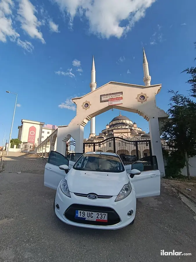 2012 Ford Fiesta 1.4 benzinli manuel otomobil - Fotoğraf 1