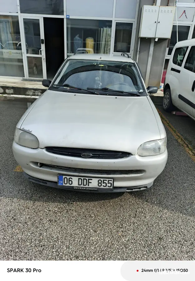 1997 Ford Escort 1.6 benzinli manuel otomobil - Fotoğraf 1