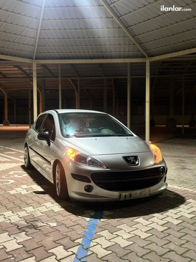 2009 Peugeot 207 1.4 benzinli manuel otomobil - Fotoğraf 1