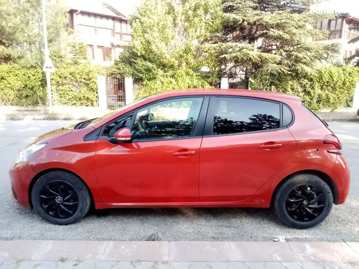 2019 Peugeot 208 1.6 THP benzinli manuel otomobil - Fotoğraf 3
