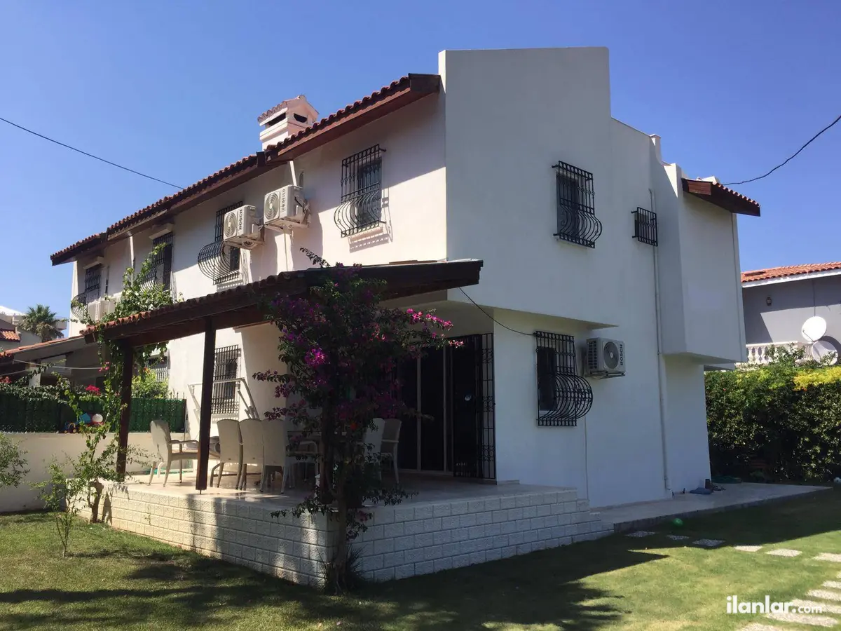 İzmir Çeşme Altınyunus Mahallesi 5+1 250 m² kiralık villa - Fotoğraf 1