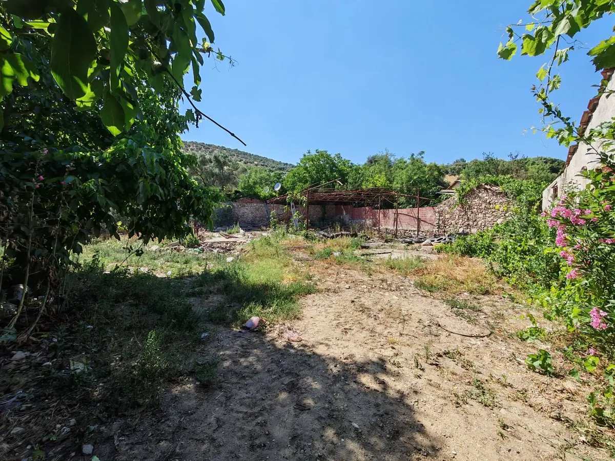 İzmir Tire Hasançavuşlar Mahallesi 700 m² satılık arazi arsa - Fotoğraf 1