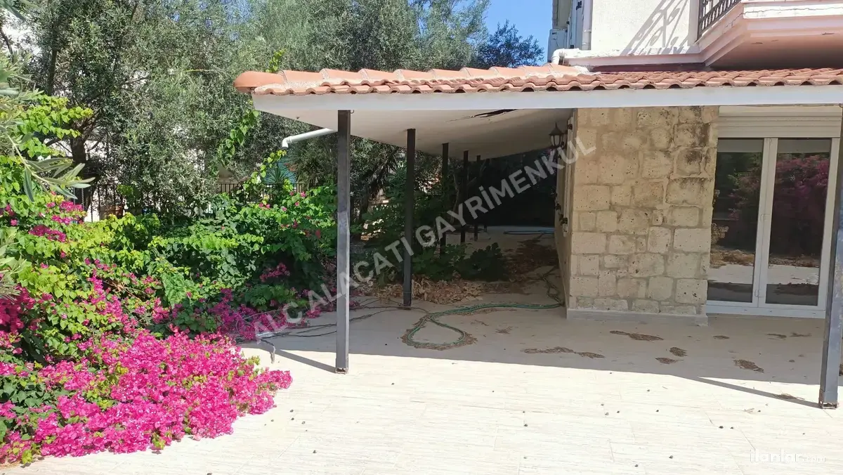 İzmir Çeşme Sakarya Mahallesi 3+1 200 m² satılık villa - Fotoğraf 1