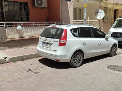 2011 Hyundai i30 1.6 CRDi dizel otomatik otomobil - Fotoğraf 1