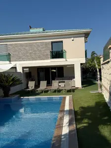 İzmir Çeşme Sakarya Mahallesi 4+1 210 m² kiralık villa - Fotoğraf 1