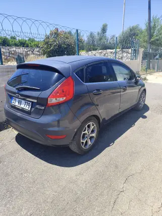 2011 Ford Fiesta 1.4 benzinli manuel otomobil - Fotoğraf 2