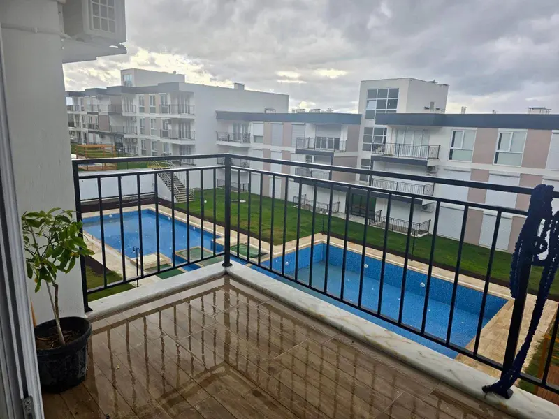 kuşadası da full eşyalı 1+1 55m2 havuzlu cafeteryalı sitede satılık daire