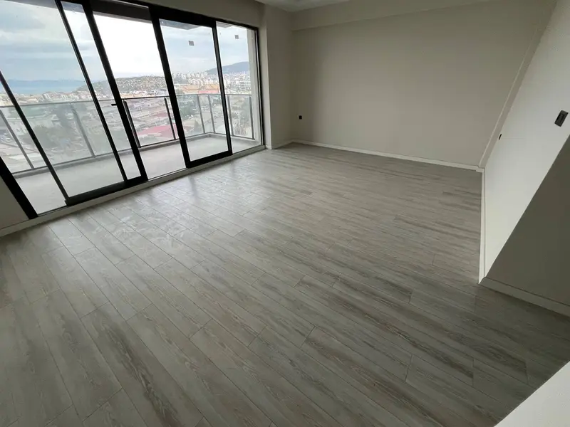 kuşadasında 2+1 kapalı mutfak 115m2 4.kat doğalgazlı havuzlu otoparklı satılık