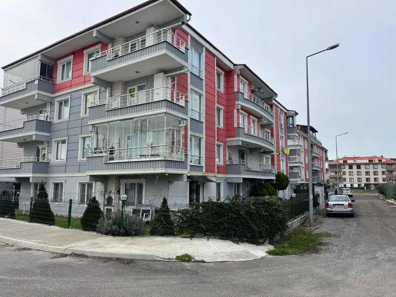 SAKARYA KARASU'DA MERKEZİ KONUMDA HAVUZLU SİTEDE 2+1 DAİRE