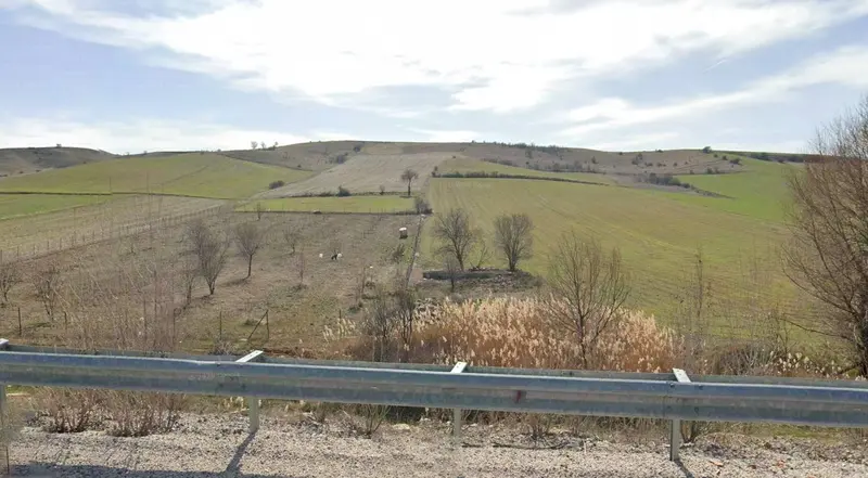 ISPARTA YALVAÇ BAĞKONAK'TA 11.350 M2 ANA YOLA YAKIN FIRSAT TARLA