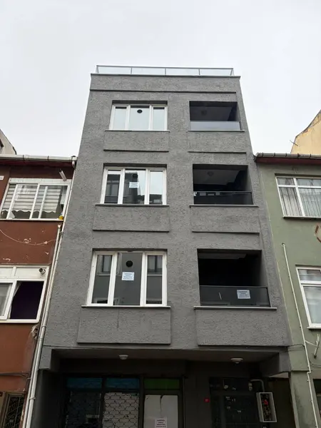 BUILDING FOR SALE NEXT TO THE METRO STATION