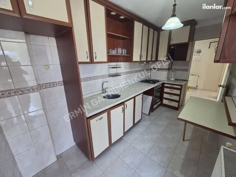 İzmir Karabağlar Vatan Mahallesi 145 m² kiralık - Fotoğraf 1